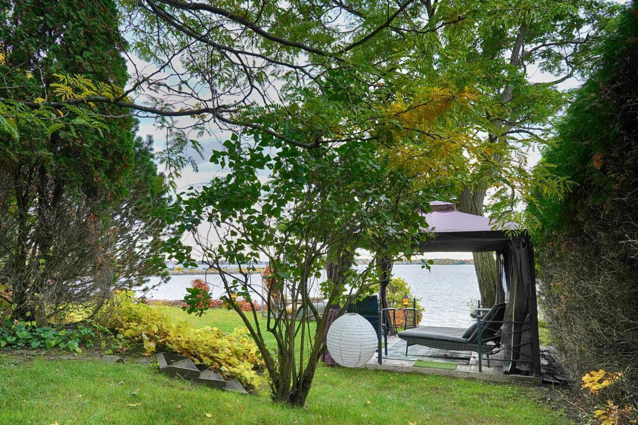 Chambre bord de l'eau oka Extérieur photo