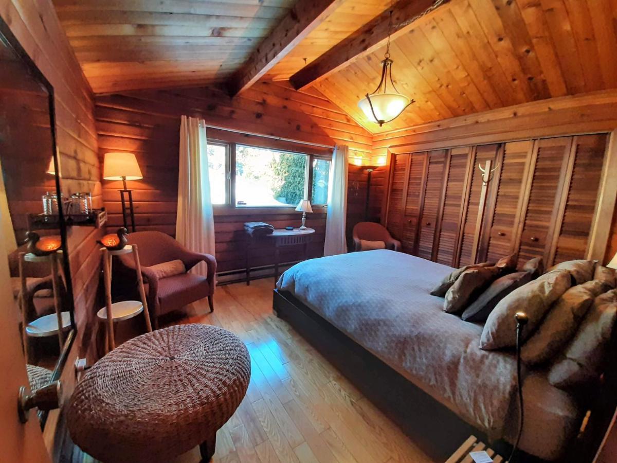 Chambre bord de l'eau oka Extérieur photo